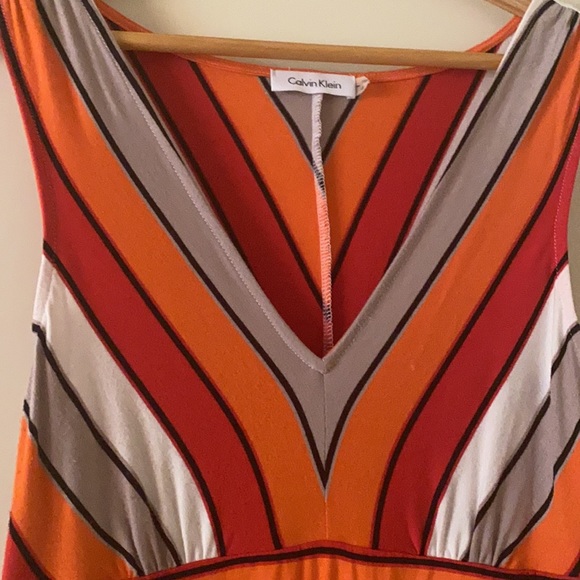 Calvin Klein extremely flattering dress - Picture 2 of 5